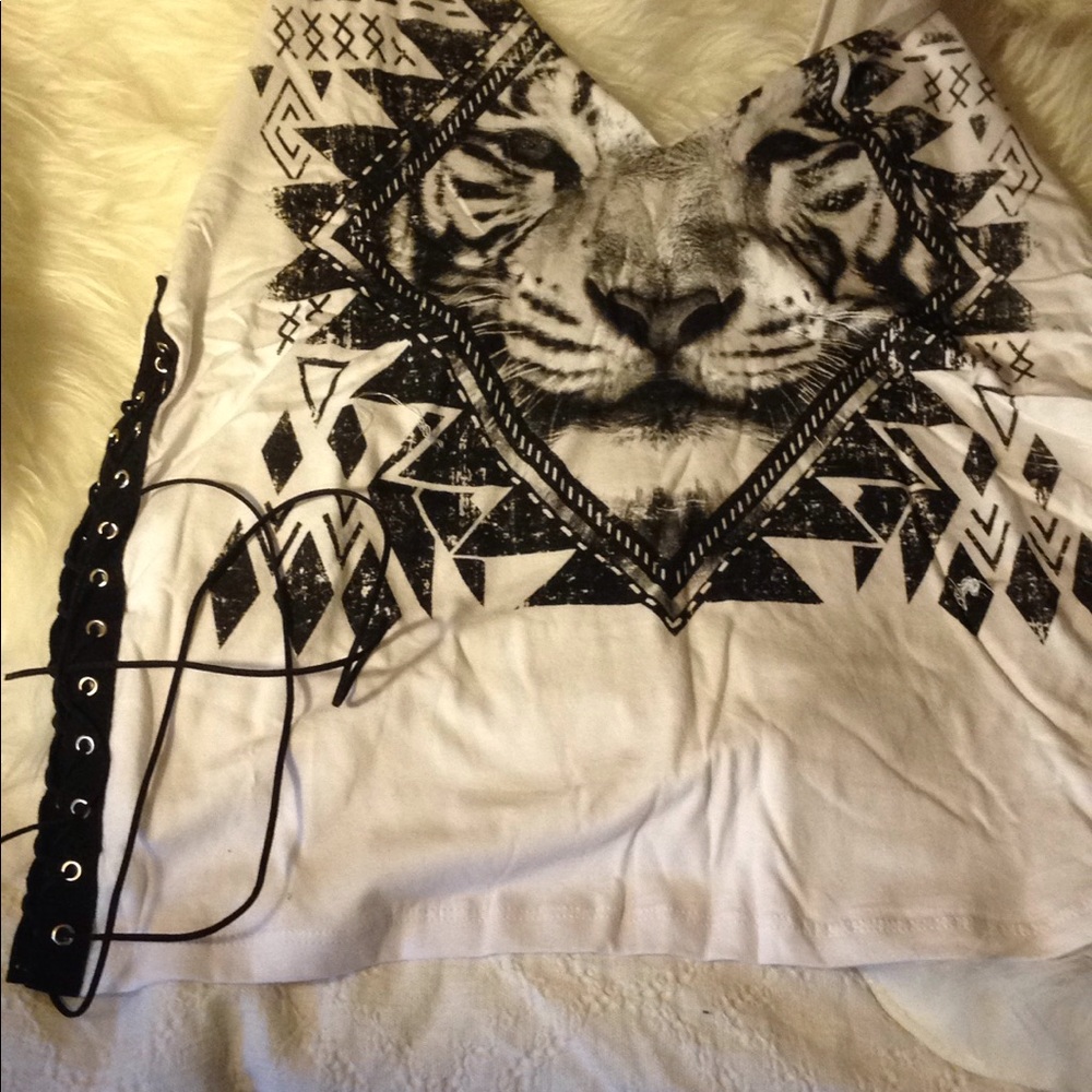 Last 1! WHITE BLACK LION PRINT GRAPHIC TANK TOP - Picture 5 of 7